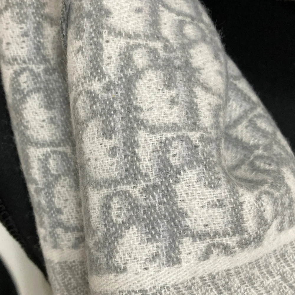 Dior Elegant Gray and Cream Scarf